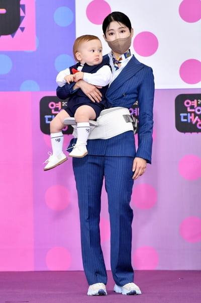 [TEN 포토] 사유리 '아들 젠과 함께'(2021 KBS 연예대상)