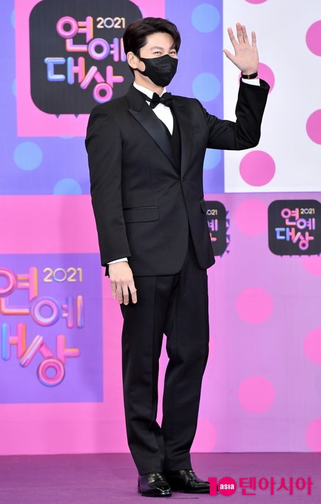 [TEN 포토] 류수영 '젠틀한 인사'(2021 KBS 연예대상)
