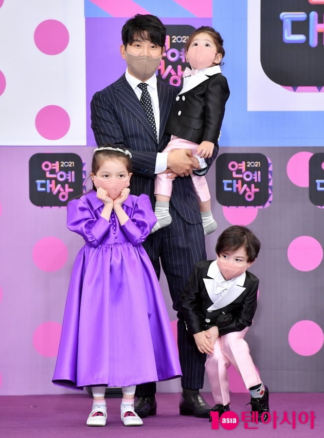 [TEN 포토] 박주호 '삼남매와 함께'(2021 KBS 연예대상)