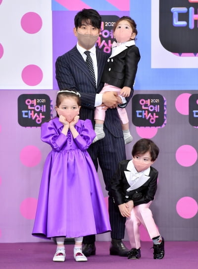 [TEN 포토] 박주호 '삼남매와 함께'(2021 KBS 연예대상)