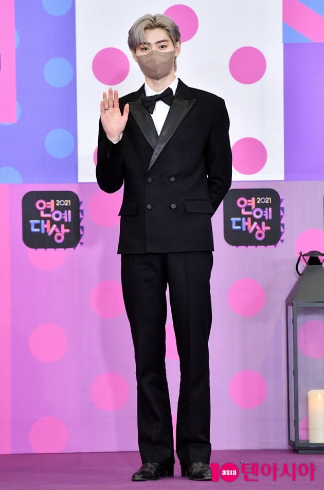 [TEN 포토] 엔하이픈 성훈 '손인사도 멋스럽게~'(2021 KBS 연예대상)