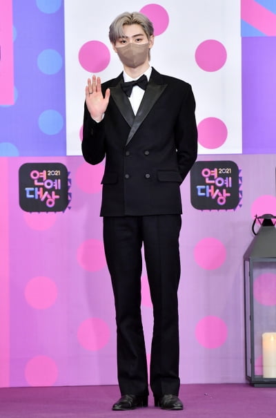 [TEN 포토] 엔하이픈 성훈 '손인사도 멋스럽게~'(2021 KBS 연예대상)