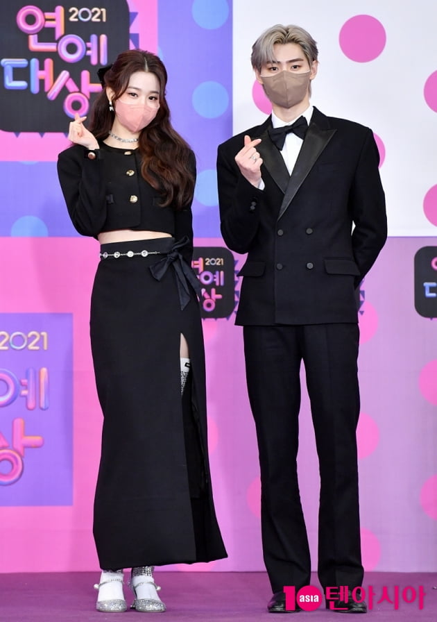 [TEN 포토] 장원영-성훈 '레드카펫에서 화보 촬영중'(2021 KBS 연예대상)