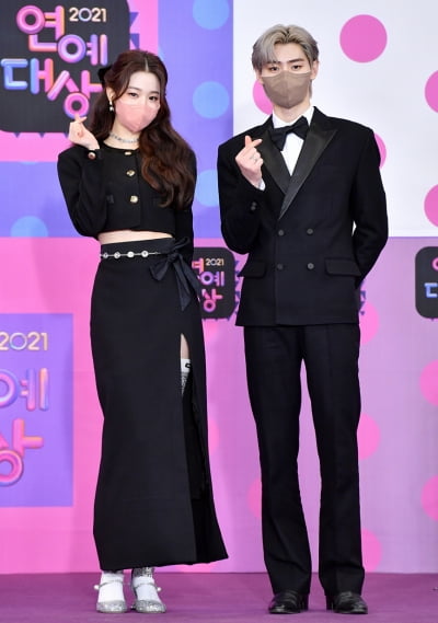 [TEN 포토] 장원영-성훈 '레드카펫에서 화보 촬영중'(2021 KBS 연예대상)