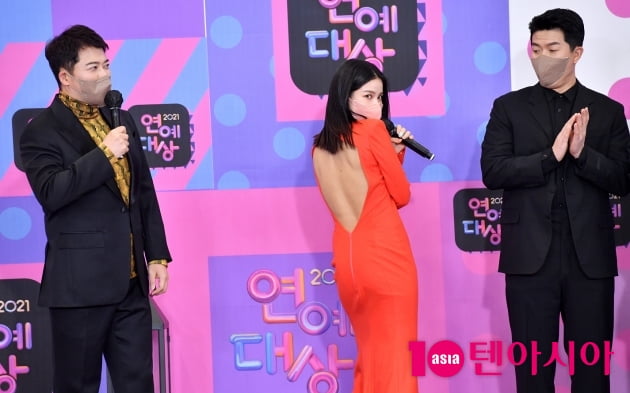 [TEN 포토] 전현무-김병현 '솔라 뻥 뚫린 뒤태에 깜짝이야'(2021 KBS 연예대상)