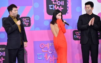 [TEN 포토] 전현무-김병현 '솔라 뻥 뚫린 뒤태에 깜짝이야'(2021 KBS 연예대상)