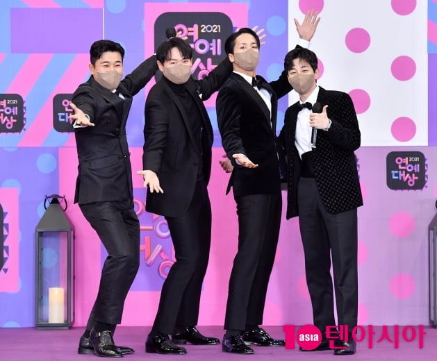 [TEN 포토] 김종민-연정훈-라비-딘딘 '우리팀 포즈 엄지척'(2021 KBS 연예대상)