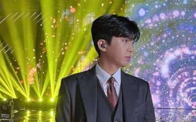 임영웅, 쓰리피스 정장도 찰떡...마이크 쥔 히어로 [TEN★]