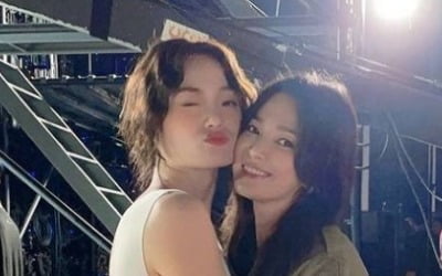 송혜교, 15살 어린 신현지 끌어안고 볼 비쥬..."언니 같은 동생" [TEN★]