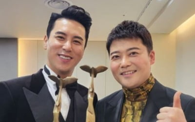 전현무, 장민호와 인증샷 "연예계 얼마없는 뱀띠 흥하자" [TEN★]
