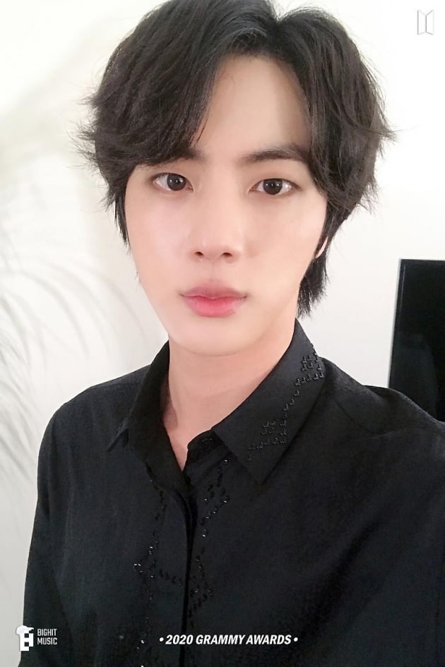 방탄소년단 진, 크리스마스 맞아 셀카 대방출