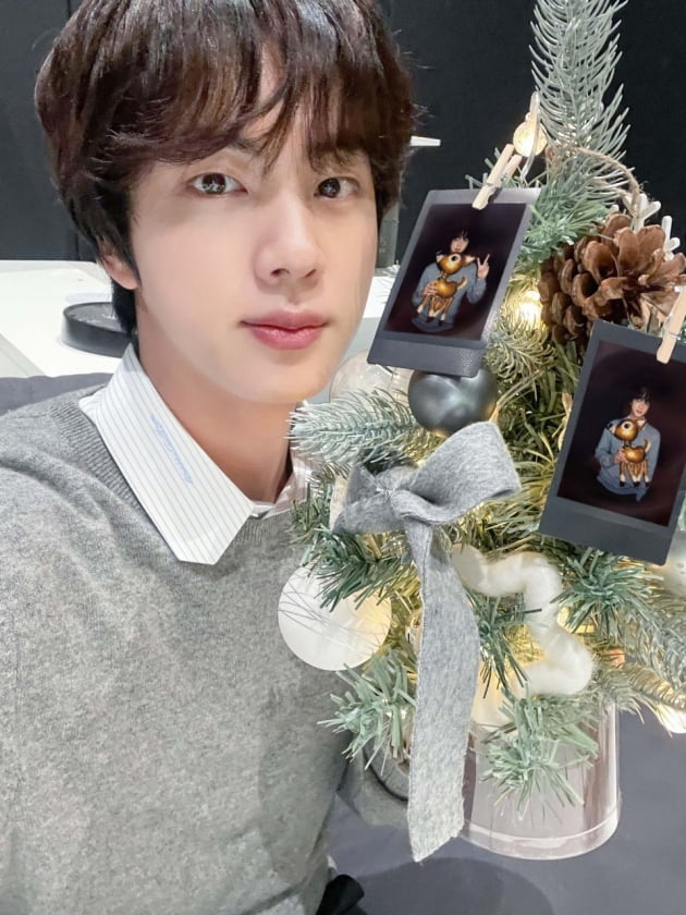 방탄소년단 진, 크리스마스 맞아 셀카 대방출