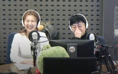[종합] 김학도 "1년 수입 400만원"→한해원 "주식으로 400% 수익"…13년차 부부 '♥' ('라디오쇼')