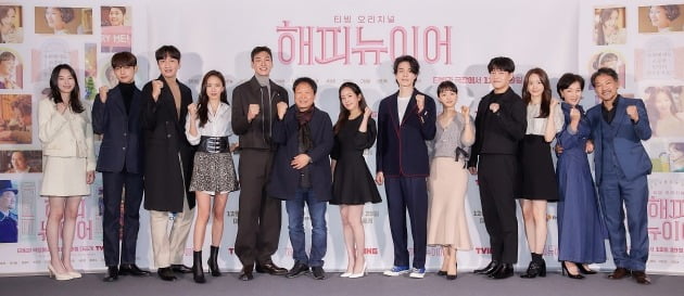 영화 '해피 뉴 이어' 언론시사회가 27일 서울 한강로동 CGV용산아이파크몰에서 열렸다. 배우 원지안(왼쪽부터), 조준영, 이광수, 고성희, 김영광, 곽재용 감독, 한지민, 이동욱, 원진아, 강하늘, 임윤아, 이혜영, 정진영./ 사진제공=CJ ENM