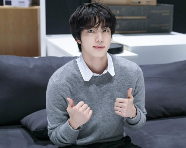 방탄소년단 진, 샤잠 '글로벌 톱 200 차트' Film, TV & Stage 부문 49일째 1위 대기록 ing