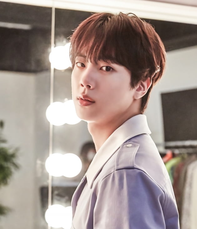 방탄소년단 진, 여심을 사로잡은 눈부신 선한 스타일