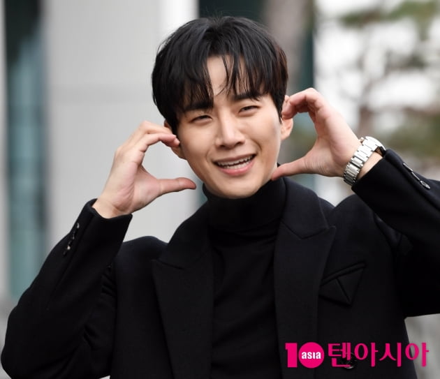 [TEN 포토] 이준호 '귀여운 볼하트'