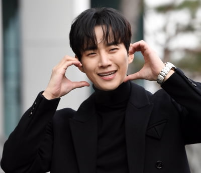 [TEN 포토] 이준호 '귀여운 볼하트'
