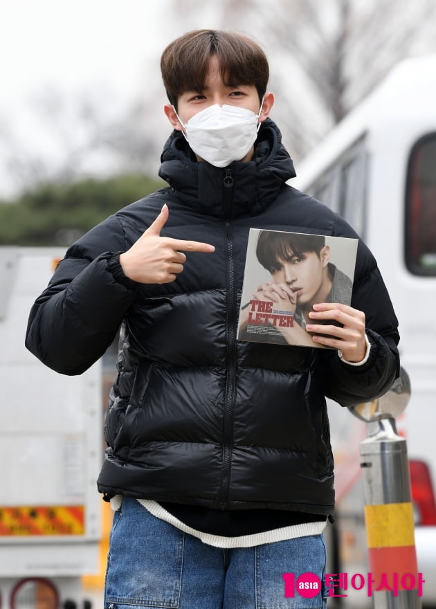 [TEN 포토] 김재환 '새 앨범 나왔어요'