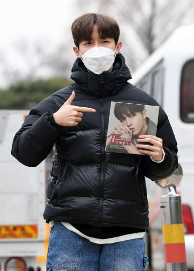 [TEN 포토] 김재환 '새 앨범 나왔어요'