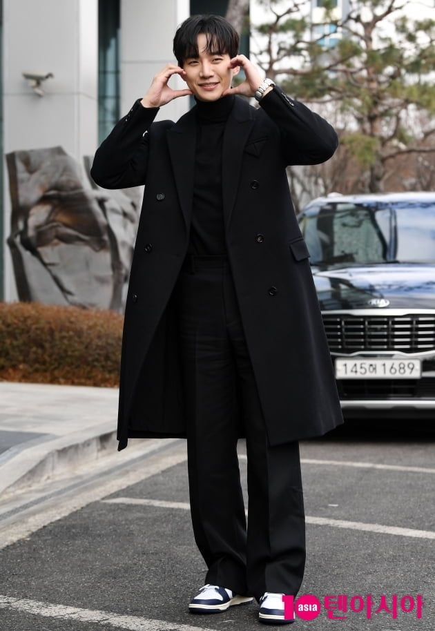 [TEN 포토] 이준호 '볼하트도 근엄하게'