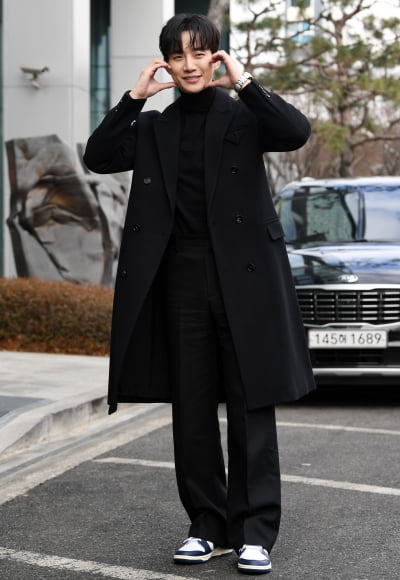 [TEN 포토] 이준호 '볼하트도 근엄하게'