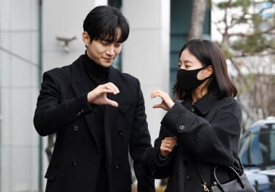 [TEN 포토] '옷소매' 이준호-이세영 '하트 만들기 3초전'