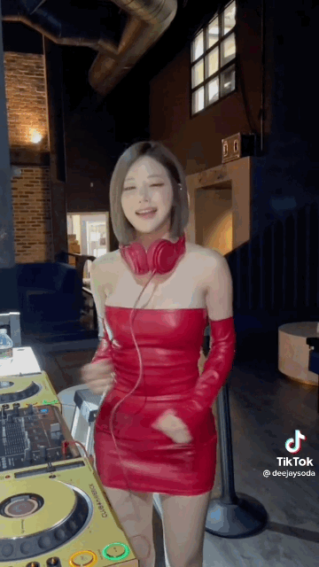 DJ 소다, 눈 뗄수 없는 파격 의상...섹시美 발산[TENTOK]