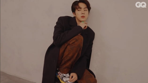 방탄소년단 진, L사 명품도 가리지 못한 명품美