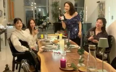 한지혜, ♥검사 사모님의 연말 파티 "너무 맛있잖아"…치솟은 입꼬리 [TEN★]