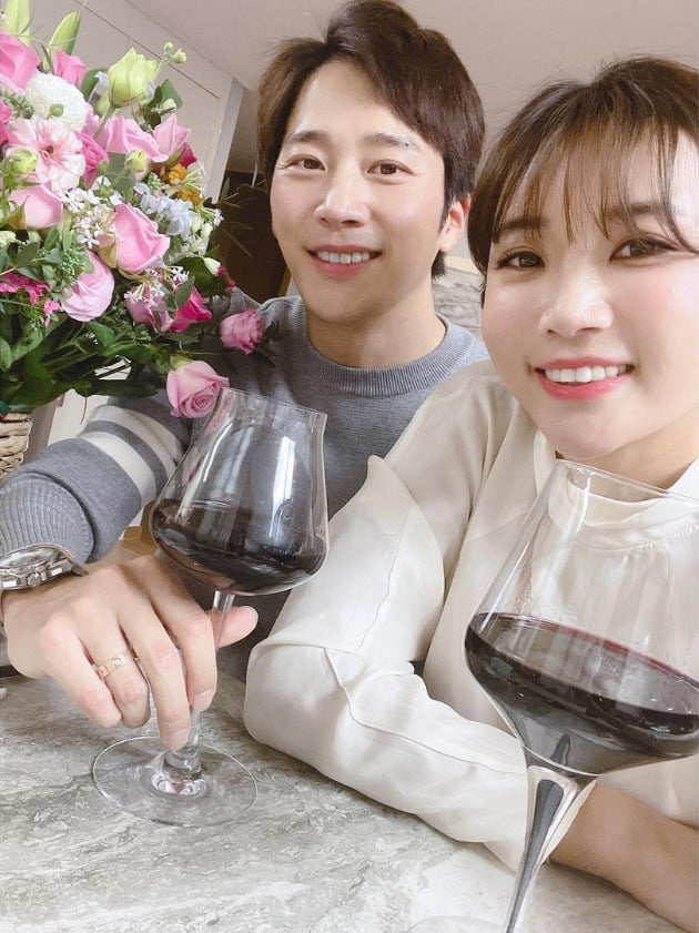이보미, ♥이완과 결혼 2주년…이색 레스토랑 데이트→귀걸이 선물 "넘 행복해" [TEN★]