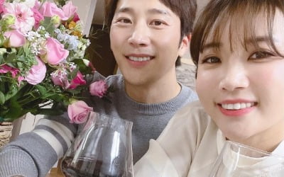 이보미, ♥이완과 결혼 2주년…이색 레스토랑 데이트→귀걸이 선물 "넘 행복해" [TEN★]
