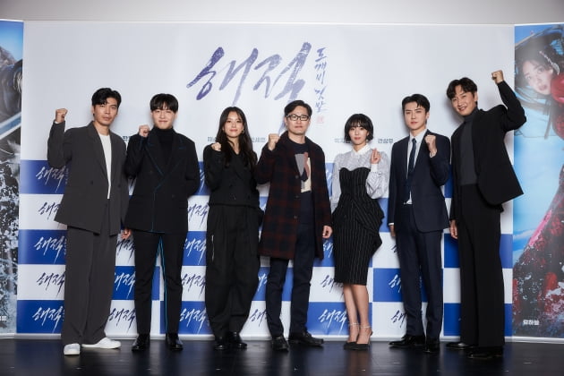 영화 '해적: 도깨비 깃발' 배우 김성오(왼쪽부터), 강하늘, 한효주, 김정훈 감독, 채수빈, 오세훈, 이광수./ 사진제공=롯데엔터테인먼트