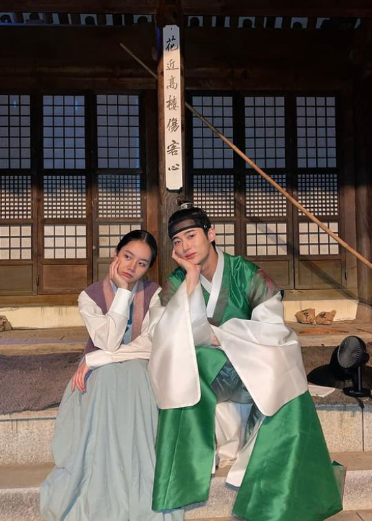 '류준열♥' 혜리, 오늘은 변우석 어깨에 살짝…멍한 표정 왜?[TEN★]