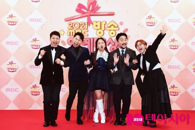 [TEN 포토] 흥이 넘치는 전지적 참견 시점 