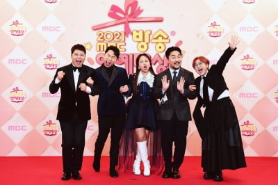 [TEN 포토] 흥이 넘치는 전지적 참견 시점