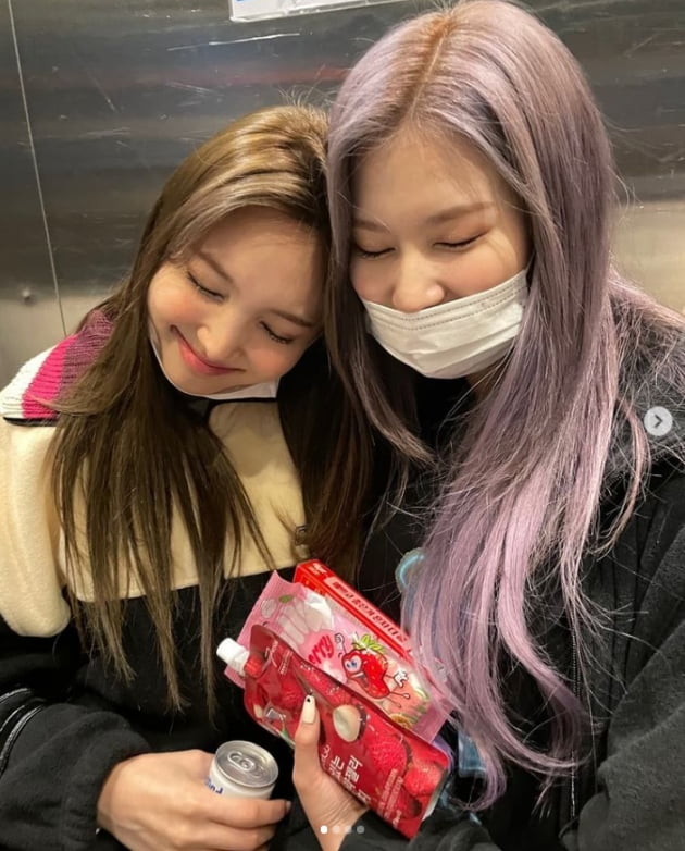 트와이스 나연, 사나와 행복한 시간...샤랑듕이 생일 축하해[TEN★]