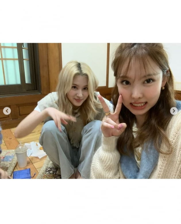 트와이스 나연, 사나와 행복한 시간...샤랑듕이 생일 축하해[TEN★]