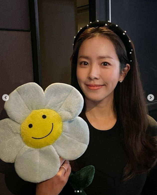 한지민, 피부에 조명을 달았나...꽃이 꽃을 들고 말하네[TEN★]