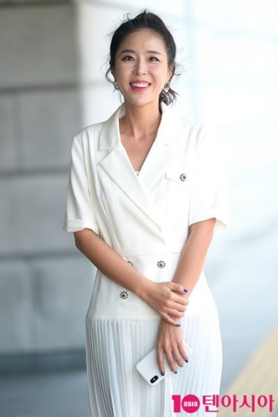 [TEN피플] "김종민 앞에서 상"…무너지던 신지, 데뷔 23년 만에 신인상 '눈물'