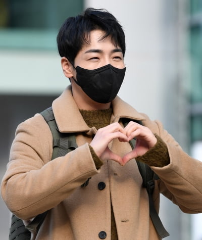 [TEN 포토] 박군 '하트 뿌려요'