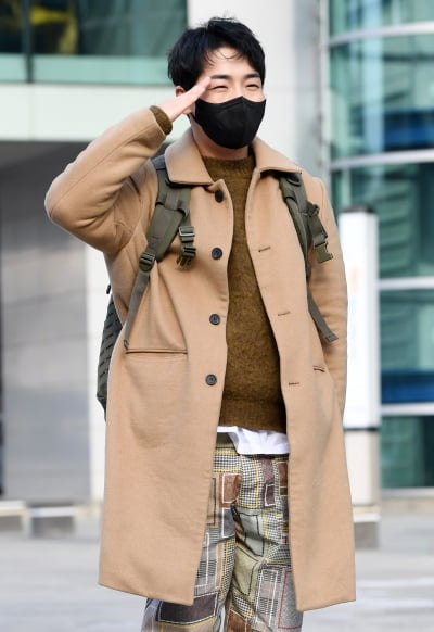 [TEN 포토] 박군 '각잡힌 거수경례'