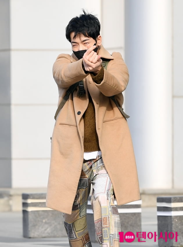 [TEN 포토] 박군 '스나이퍼의 하트발사'