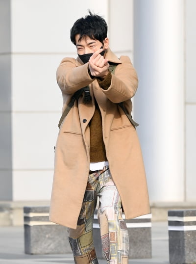 [TEN 포토] 박군 '스나이퍼의 하트발사'