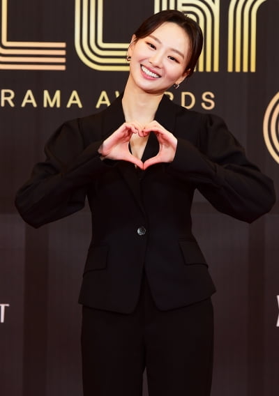 [TEN 포토] 천희주 '하트+미소 다 아름다워'