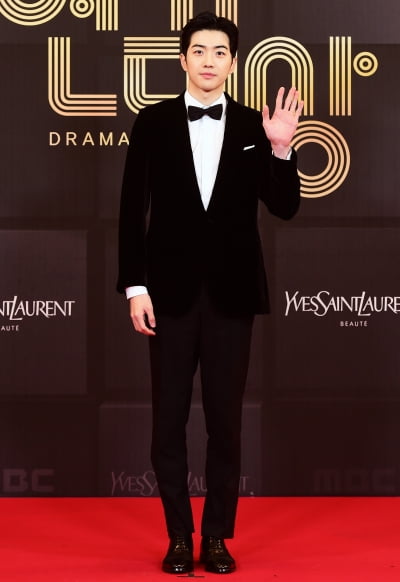 [TEN 포토] 강훈 '신인상 받았어요'