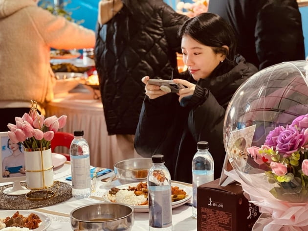수지, 촬영장에 차려진 호화 뷔페 "골라먹는 재미" [TEN★]