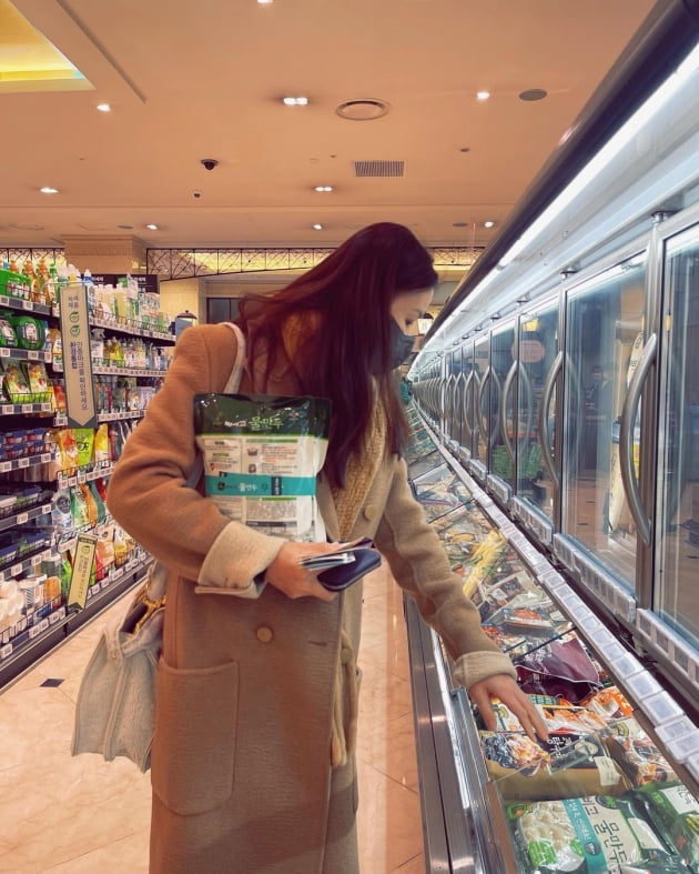 '장동건♥' 고소영, 명품백 메고 "설 준비"용 물만두 사러 갔지만…은쟁반에 뺏긴 시선 [TEN★]
