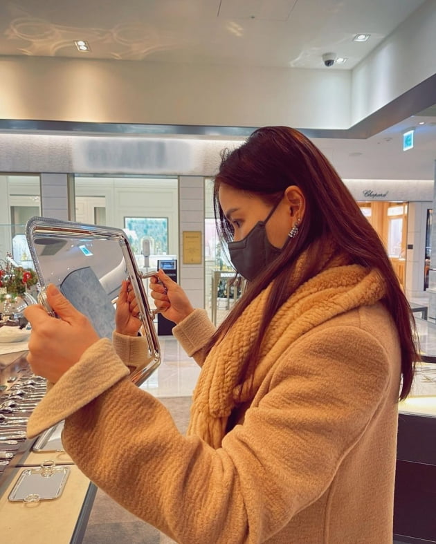 '장동건♥' 고소영, 명품백 메고 "설 준비"용 물만두 사러 갔지만…은쟁반에 뺏긴 시선 [TEN★]