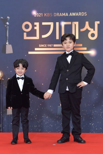 [TEN 포토] 서우진-유준서 '다정하게 손잡고' (KBS 연기대상)